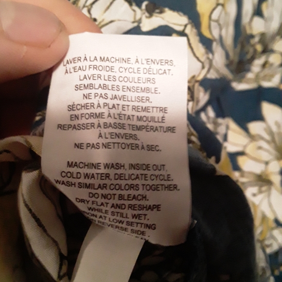 d/c Jean's Women's Plus Size Floral Vneck Blouse - Picture 12 of 12